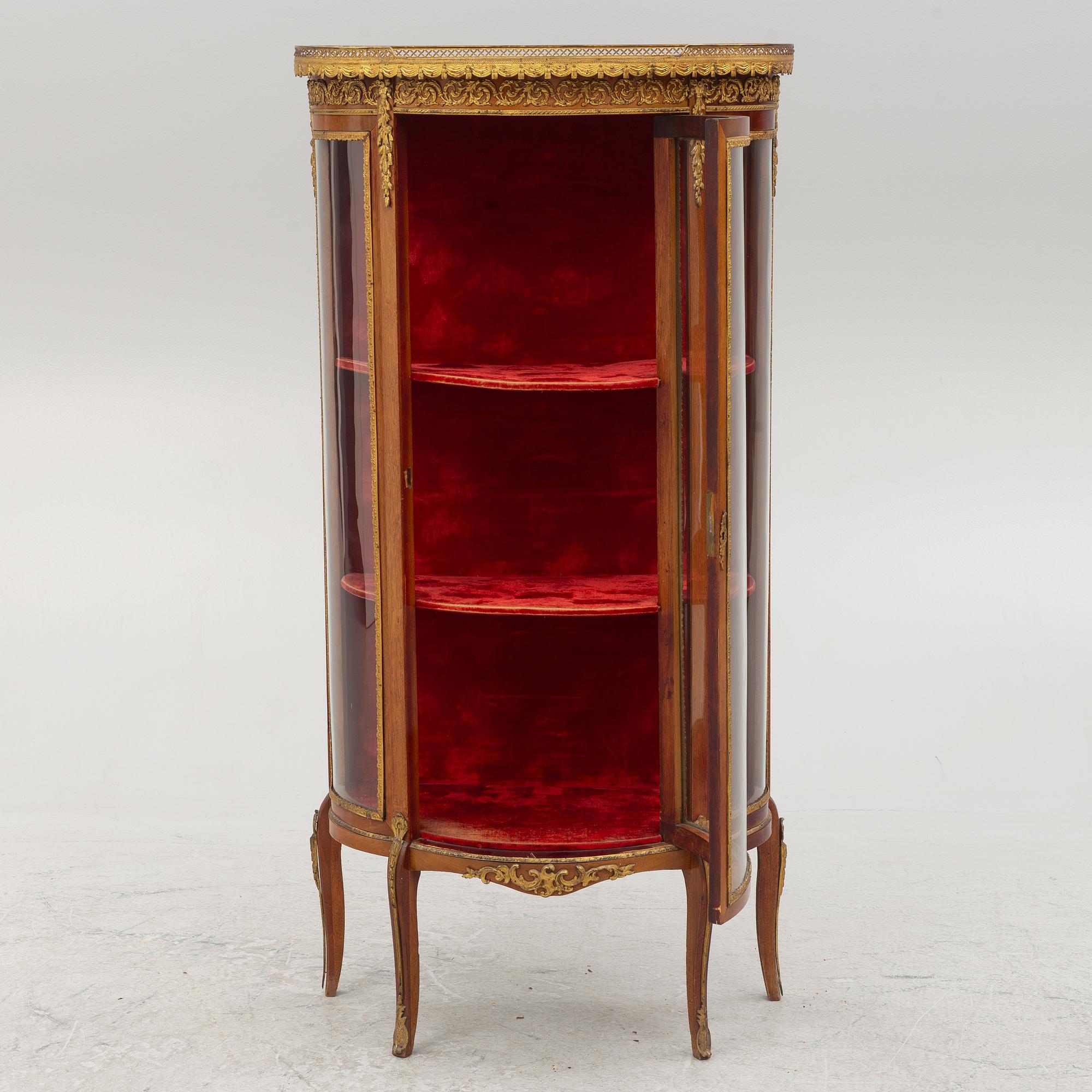 Display cabinet, Louis XV style, from around 1900.