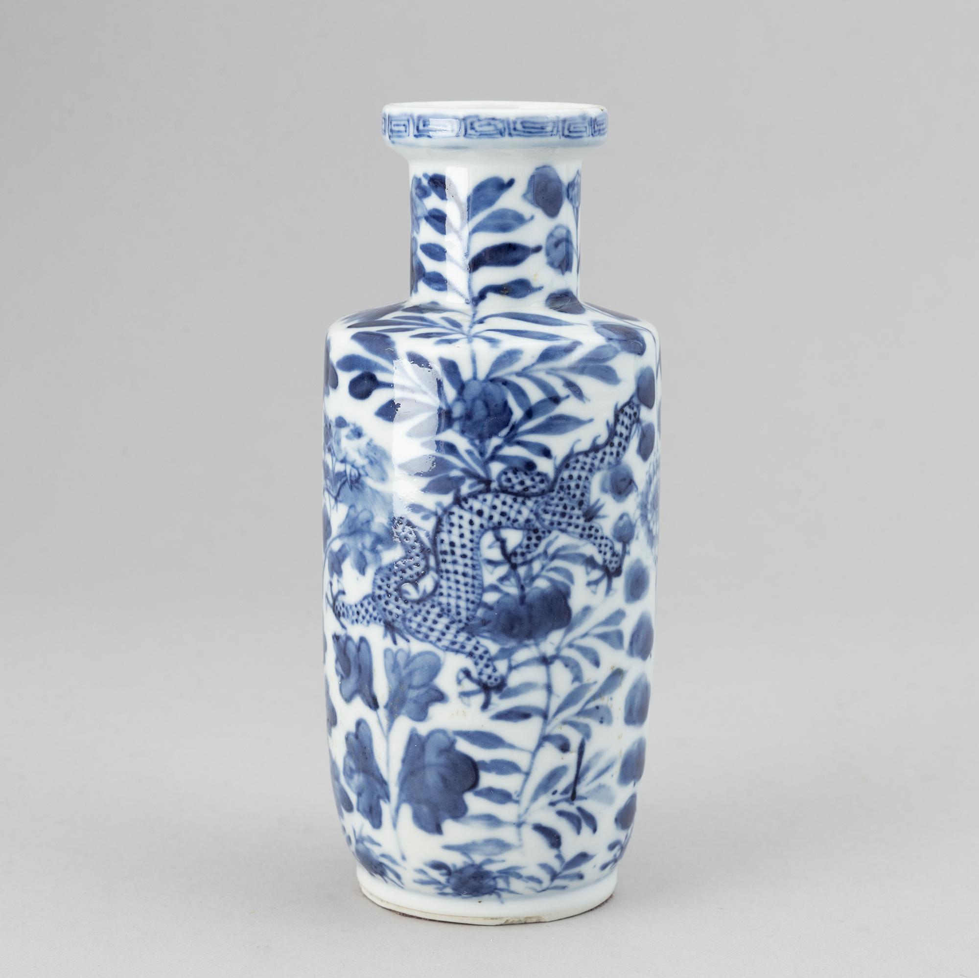 A blue and white roleau vase, late Qing dynasty.