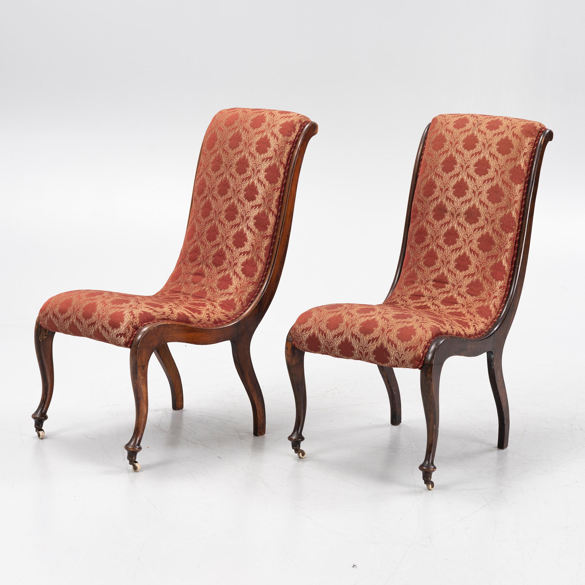 A pair av easy chairs, 19th Century.