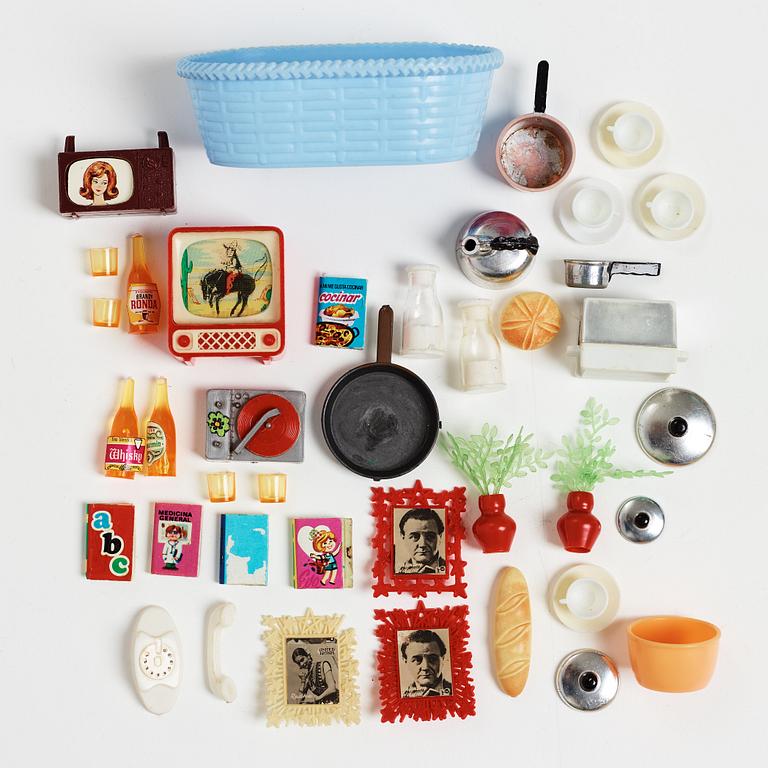 A set of 8 barbiedolls and accessories from the 1956's/-70's.