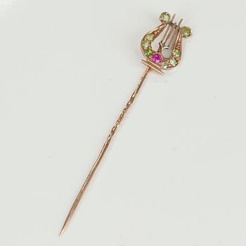 RINTANEULA, kultaa, 14K (56), pieniä smaragdeja ja 1 rubiini. Venäjä, vuosisadan vaihde 1800/1900-luku.