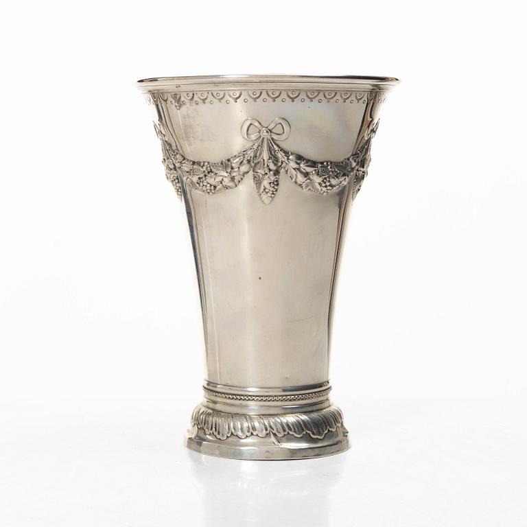 A pair of silver cups, Gunnar Löfgren and CG Hallberg, Stockholm, 1912 and 1902.