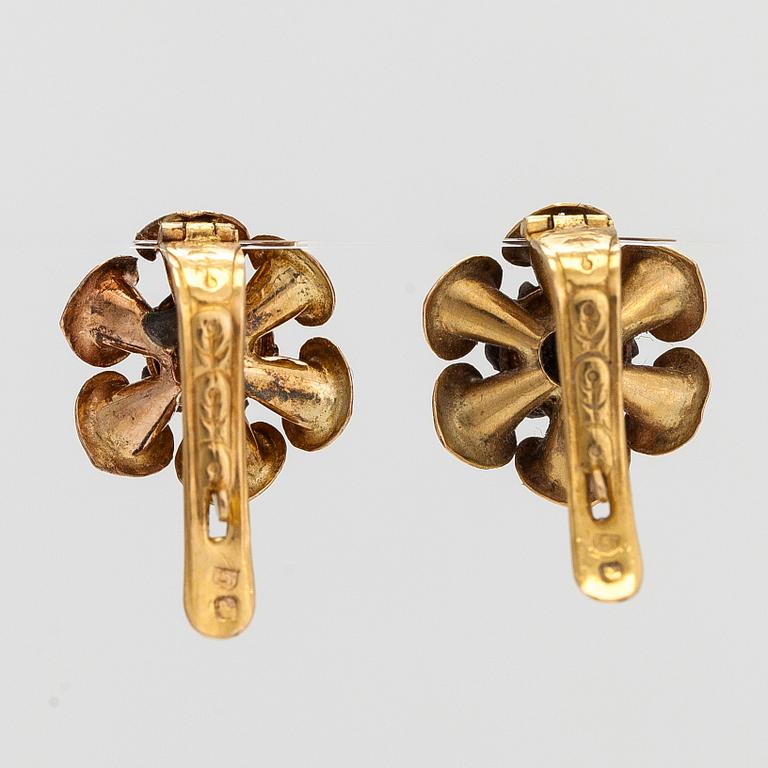 A pair of 18K gold earrings with silver and diamonds ca. 0.06 ct in total, Portugal, first half of the 20th century.