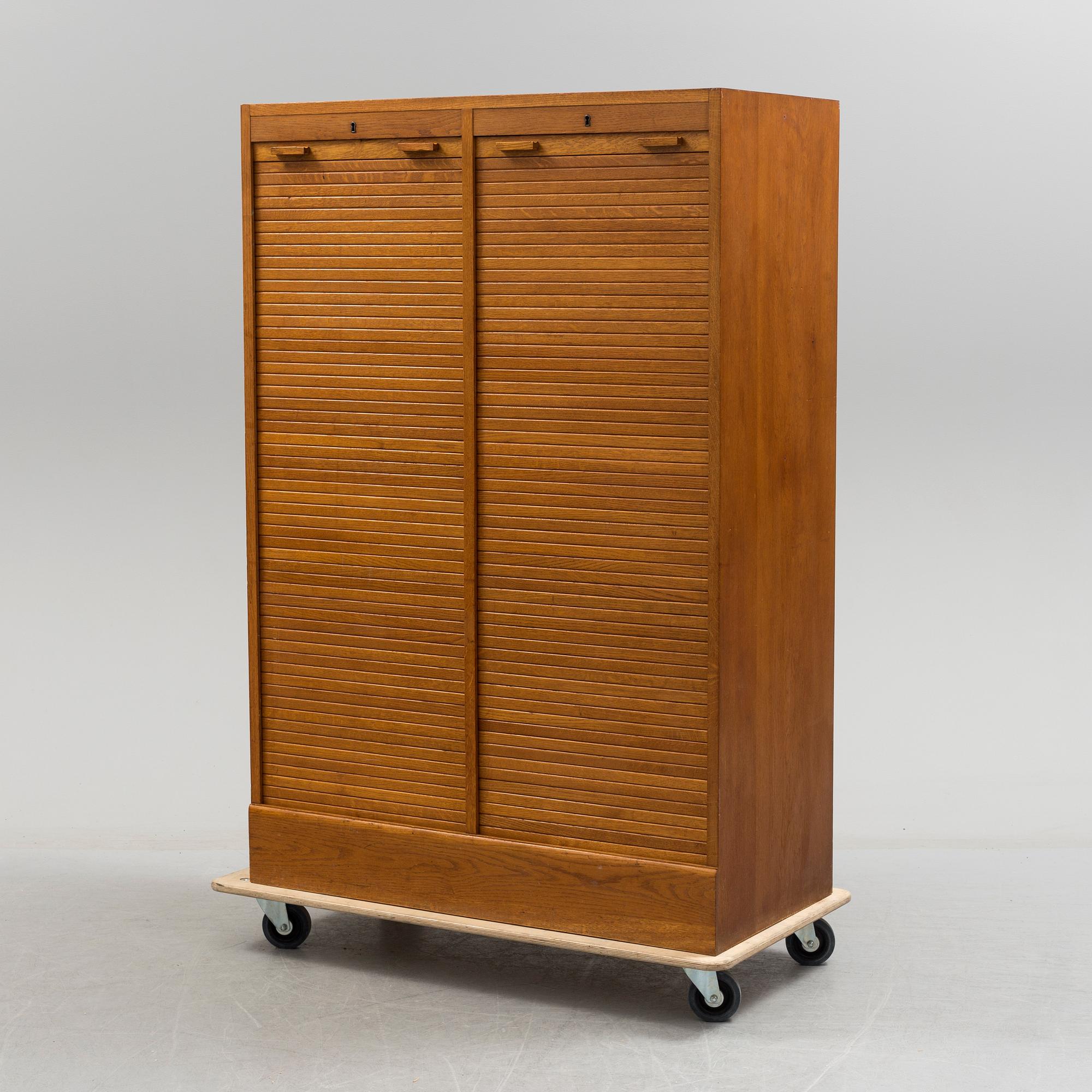 ARKIVSKÅP med jalusidörrar, 1900-talets mitt.