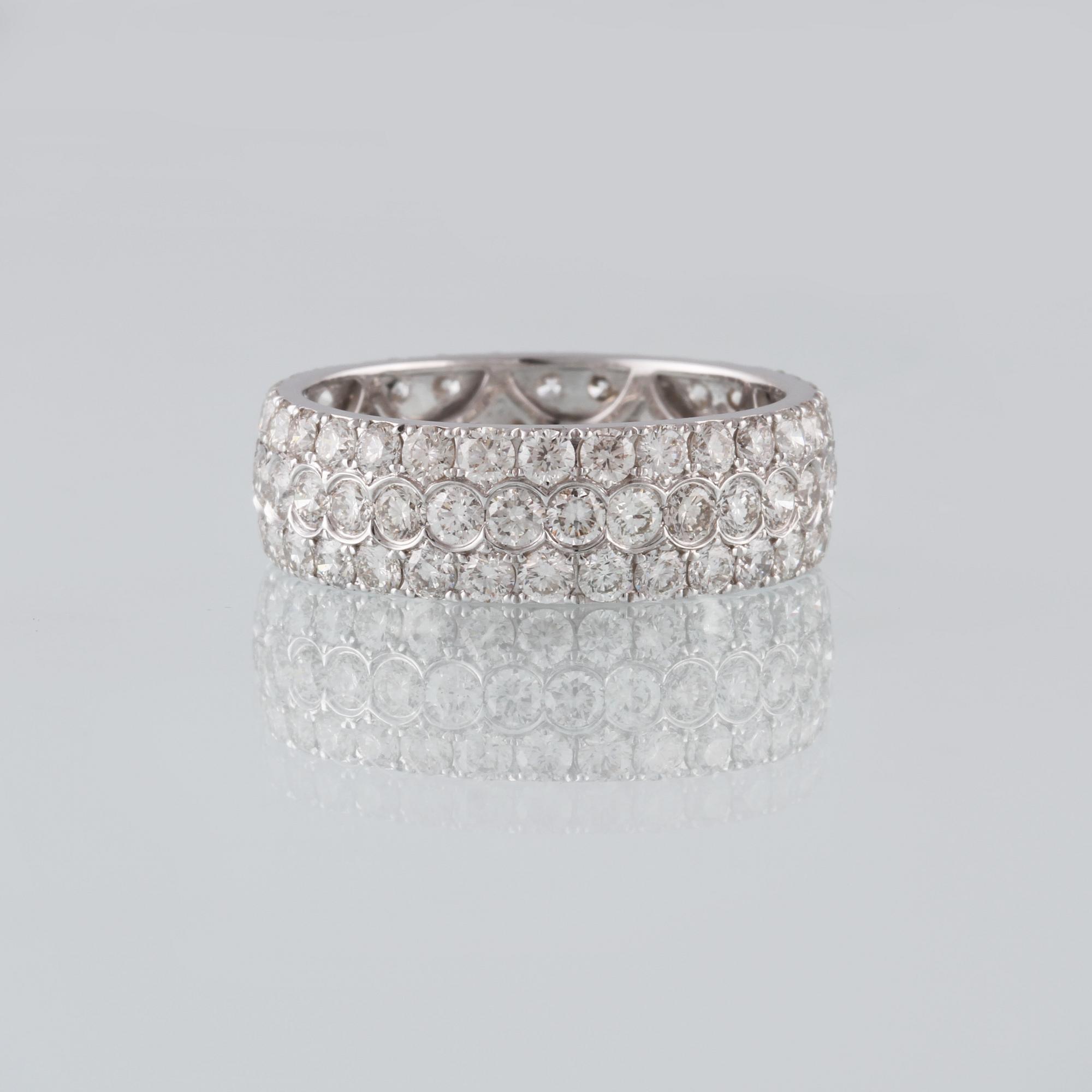 RING, 18K vitguld med 90 briljantslipade diamanter 3.26 ct. Vikt 4,1 gram.