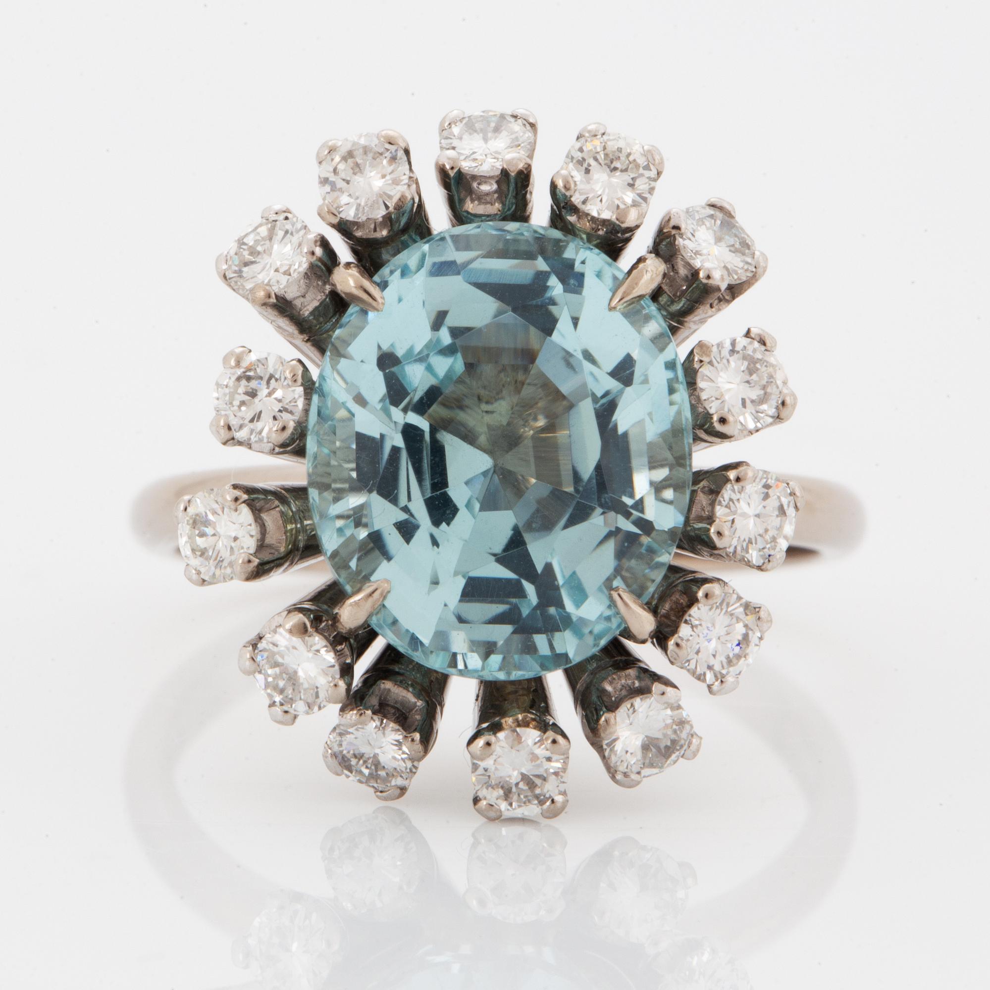 COCKTAILRING, med akvamarin och briljantslipade diamanter.