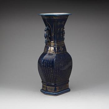 VAS, porslin. Qingdynastin, 1800-tal.