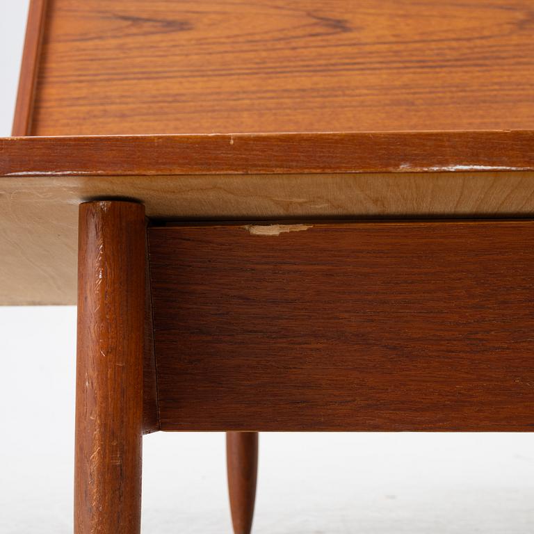 A 1950's/60's sofa/foldable bed.