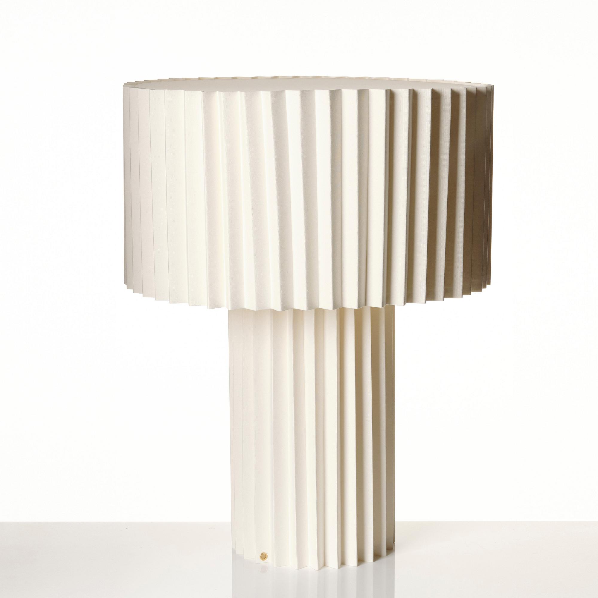 FOLKFORM, "L árt Plisse no 1", Formstudie i vitt, bords-/golvlampa, Studio Folkform, 2022.