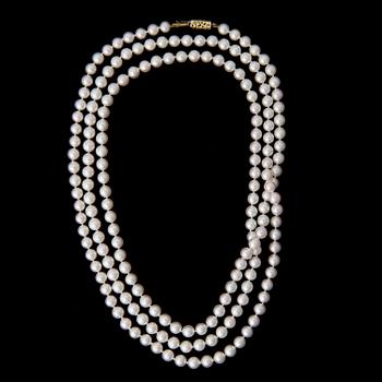 A PEARL NECKLACE, cultured Akoya pearls, clasp 14K gold.