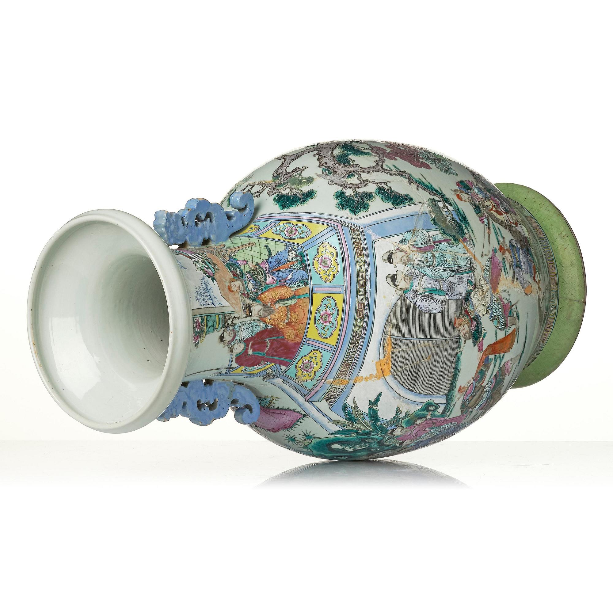 Praktvaser, ett par, porslin. Qingdynastin, 1800-tal.