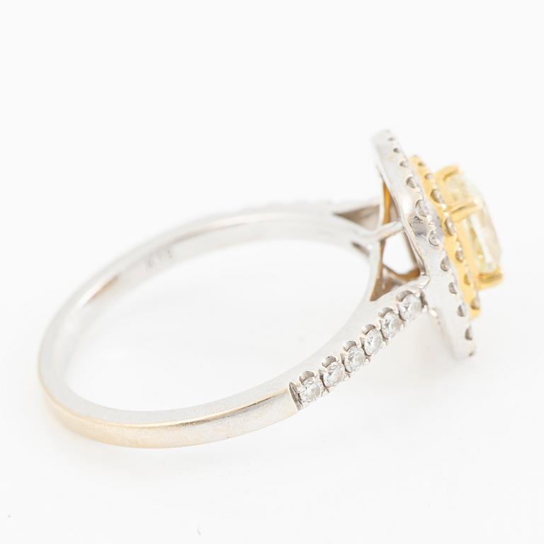 Ring, 18K vitguld med radiantslipad diamant och briljantslipade diamanter.