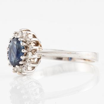 Ring, carmosé, 14K vitguld med safir och briljantslipade diamanter.