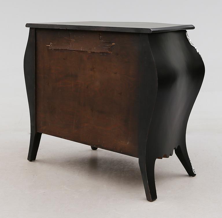 BYRÅ, rokokostil, 1900-talets andra hälft.