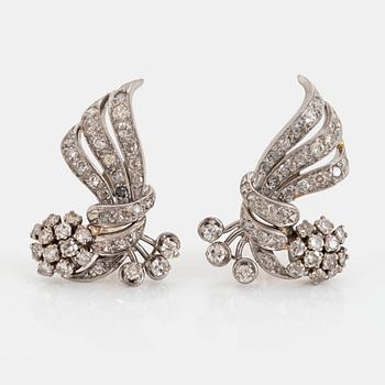 1133. A pair of 14K white gold earrings set with old- and eight-cut diamonds with a total weight of ca 3.50 cts.