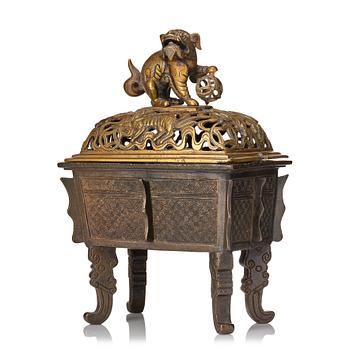 909. A archaistic bronze vessel/censer, late Ming dynasty/early Qing dynasty.