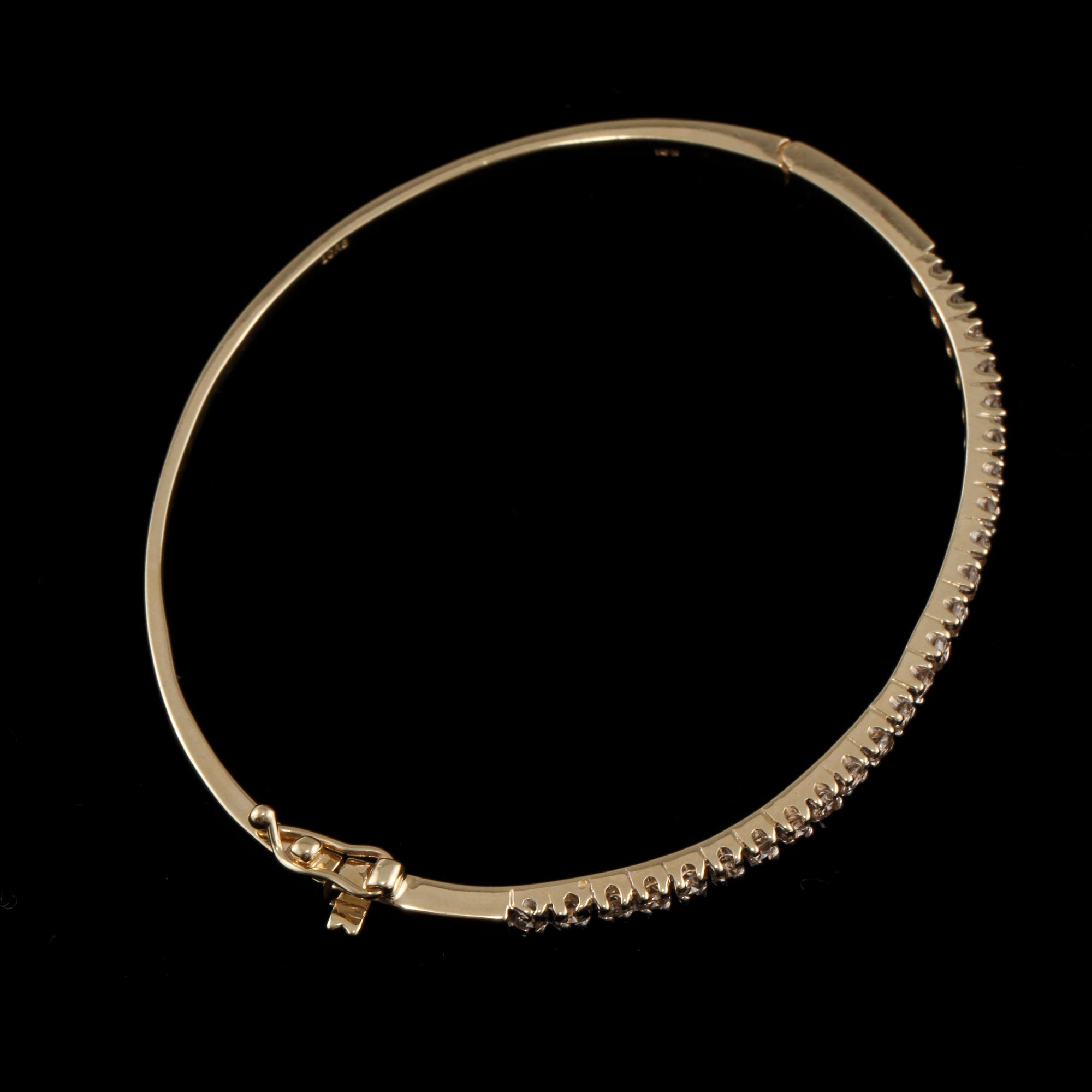ARMRING, 14k guld med briljantslipade diamanter, ca 1.50 ct. Vikt 11 g.