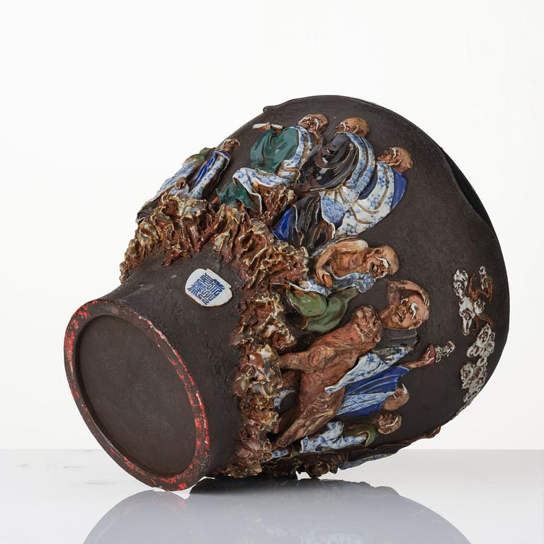 A large Japanese Sumidagawa jar with cover, Meiji period (1868-1912).