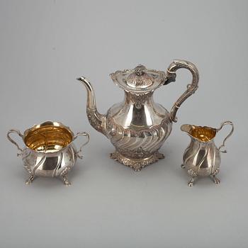 KAFFEKANNA, silver, Walker&Hall, Sheffield 1911 samt SOCKERSKÅL OCH GRÄDDSNÄCKA, silver, London 1908. Tot. vikt 1288 g.