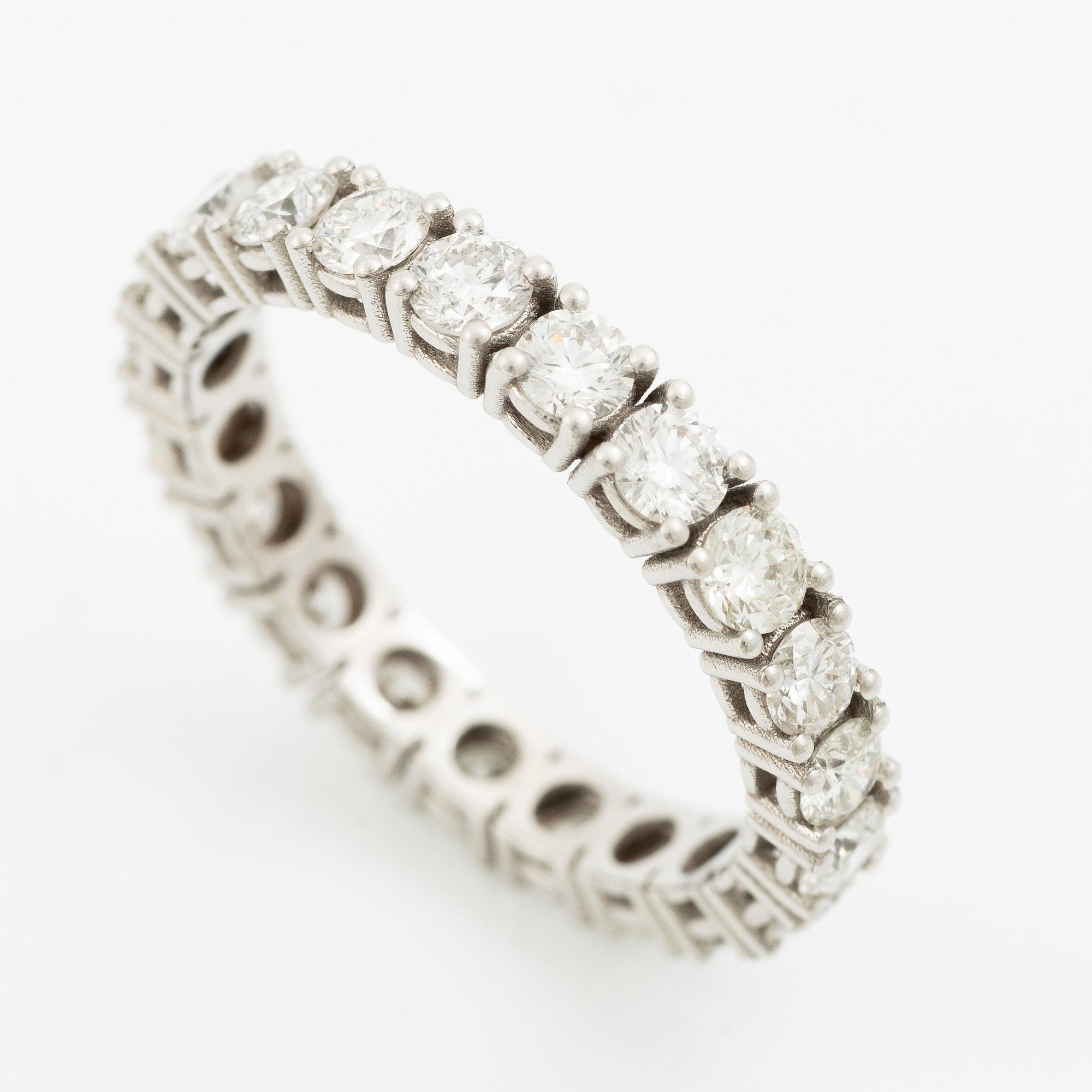 Full eternity ring in 18K white gold set with brilliant-cut diamonds.