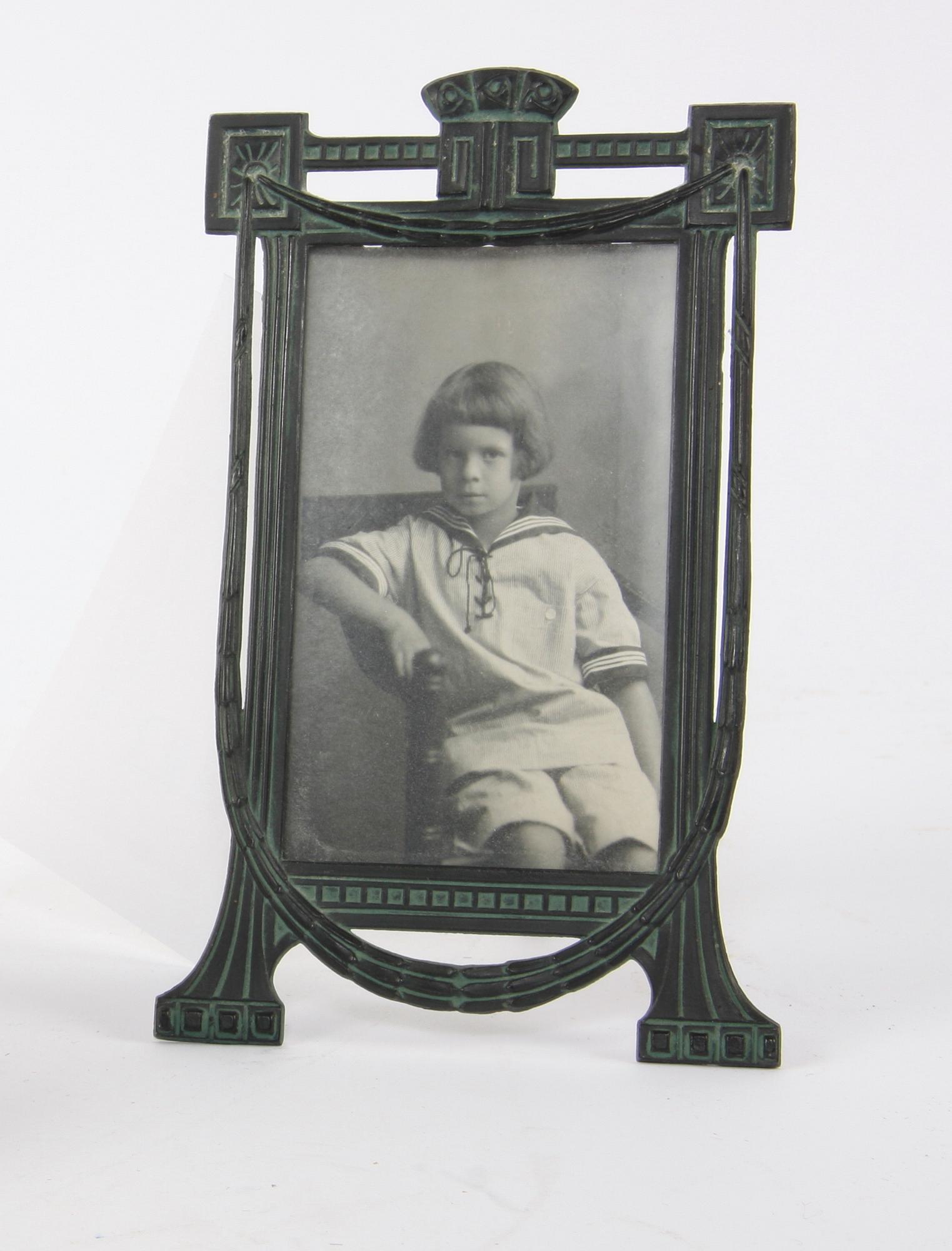 FOTOGRAFIRAM och DOSA MED LOCK, 2 delar, jugend. 1900-talets början.