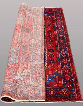 A RUG Hamadan, ca 213 x 131 cm.