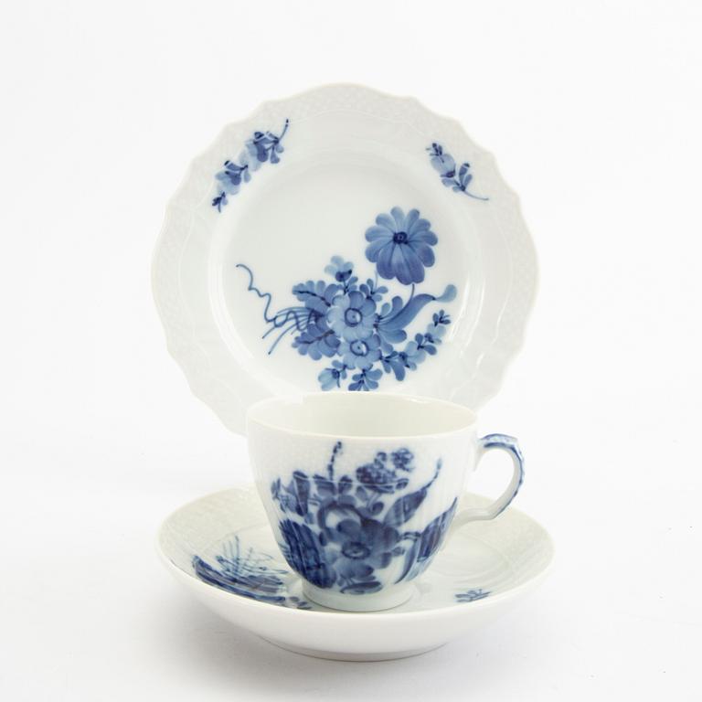 A Royal Copenhagen Blå Blomst 26 pcs porcelain service.