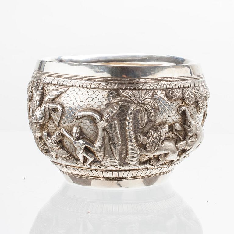 SKÅL, ostämplad silver, troligen Indien 1900-tal. Tot. vikt ca 613,9 cm.