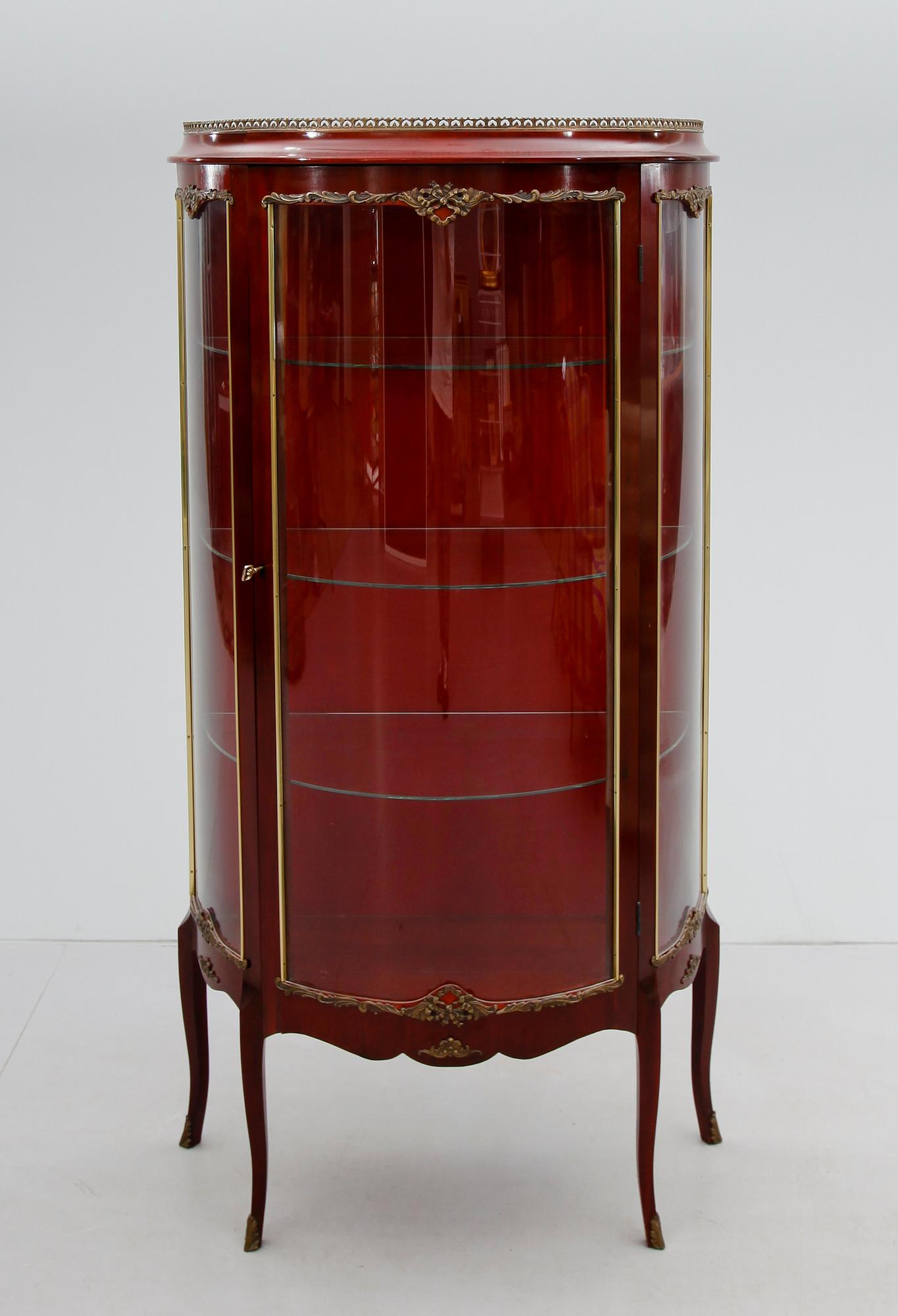 VITRINSKÅP, rokokostil, 1900-talets andra hälft.