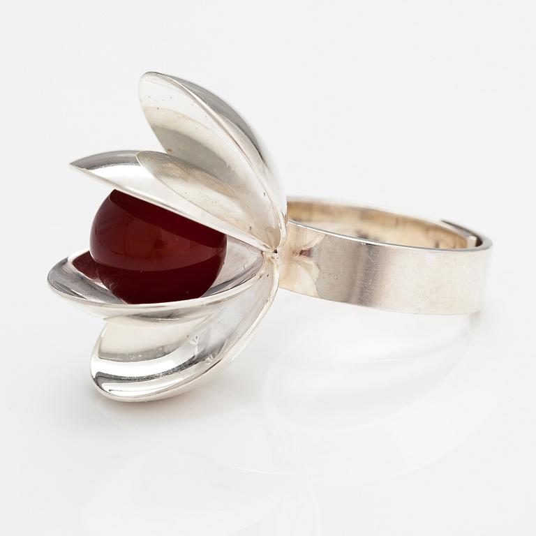 Elis Kauppi, A sterling silver ring with a chalcedony. Kupittaan kulta, Turku 1970.