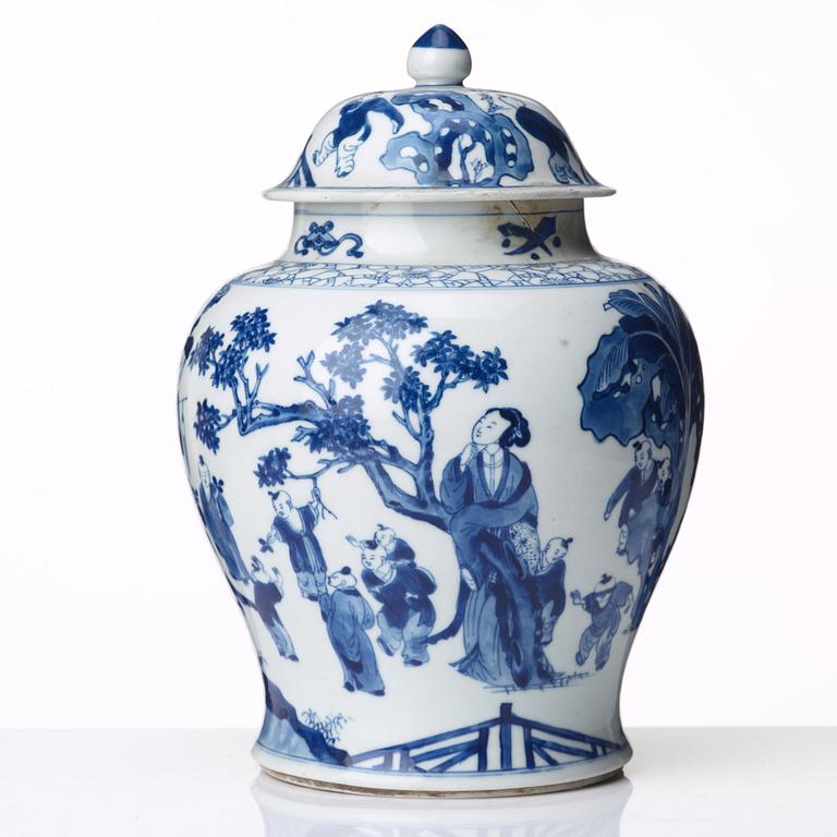 A blue and white 'ladies' jar with cover, Qing dynasty, Kangxi (1662-1722).