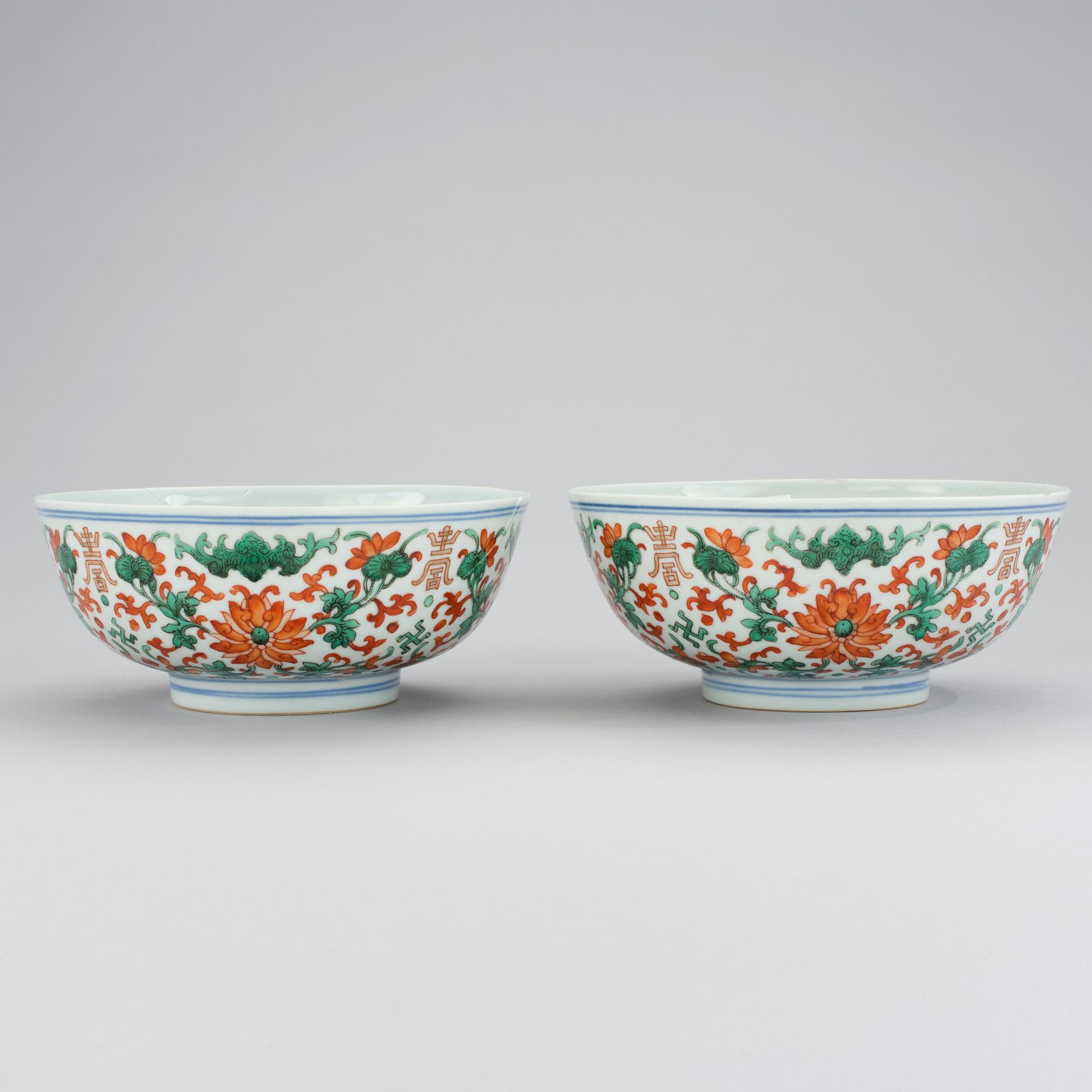 SKÅLAR, ett par, porslin. Qingdynastin, 1800-tal med Jiaqings sigillmärke.