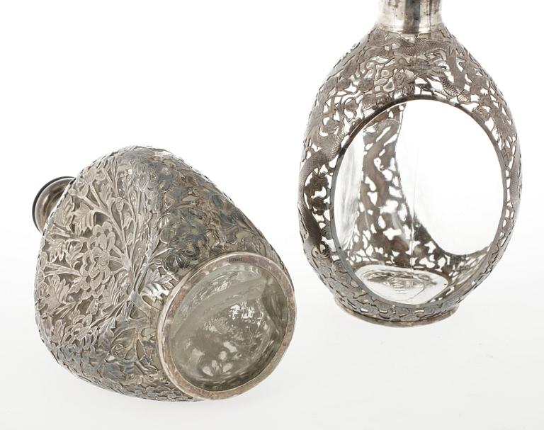 FLASKOR, 2 st, glas och silver, Kina, 1900-tal.