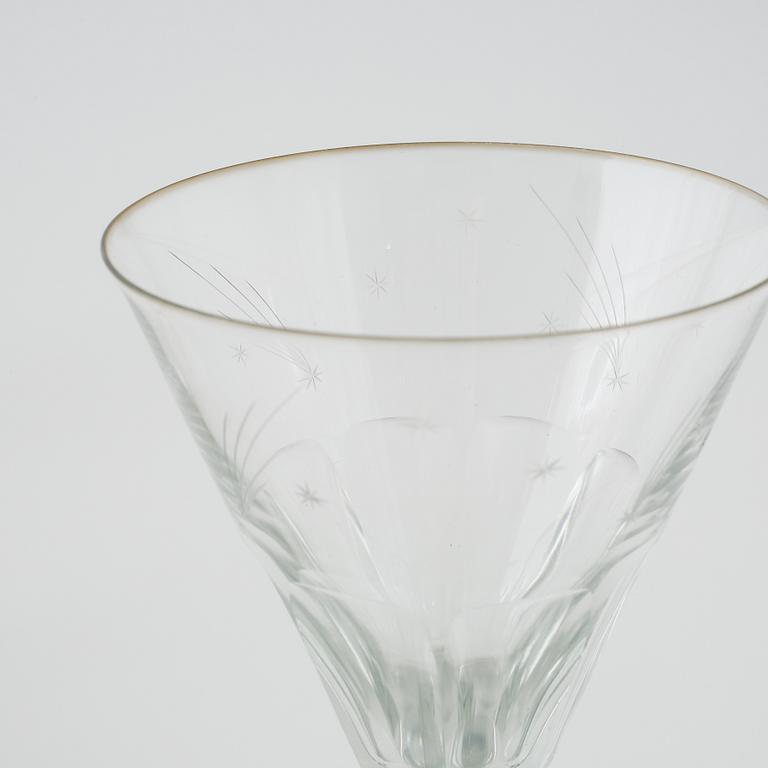 30 pieces of glass from the mid 20th century.