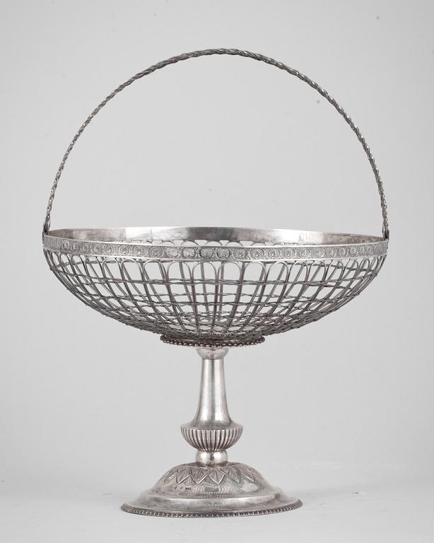 FRUKTKORG PÅ FOT, silver. Jonas Lindberg, 1827, Stockholm,  Vikt ca 570g.