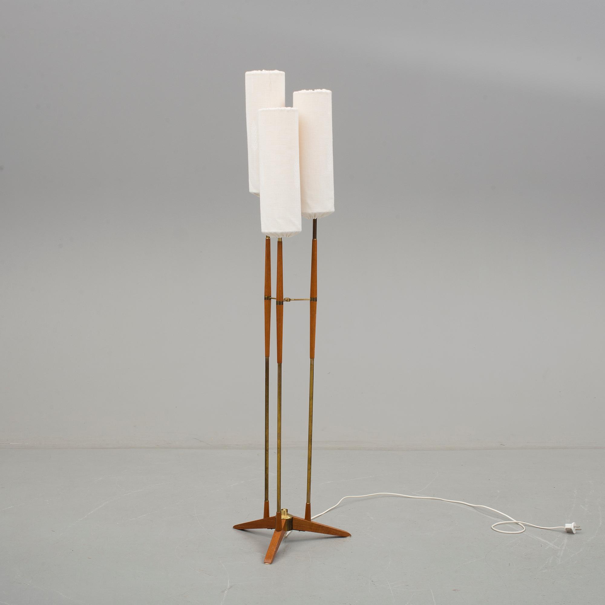 GOLVLAMPA, teak och mässing, 1950-tal.