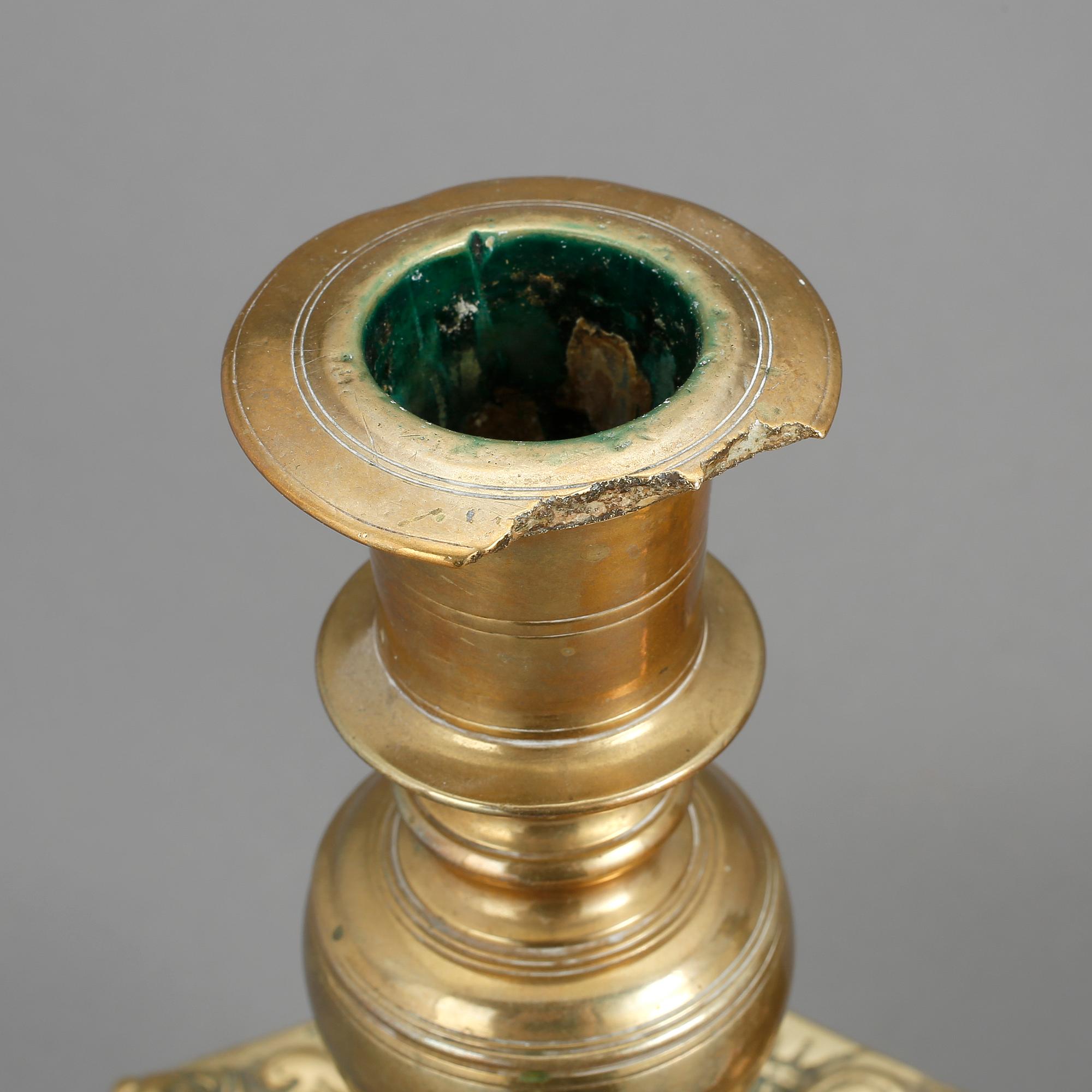 LJUSSTAKAR, 2 st snarlika, barock resp barockstil, 1600-tal resp troligen 1800/1900-tal.