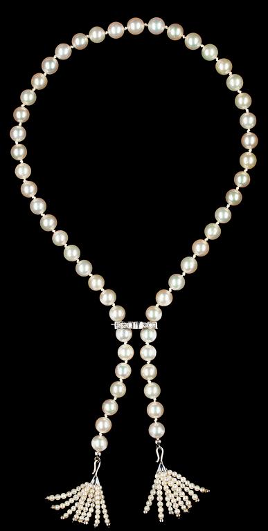 COLLIER, odlade japanska pärlor, ca 8 mm, med tofar och spänne med briljantslipade diamanter, tot. ca 0.50 ct.