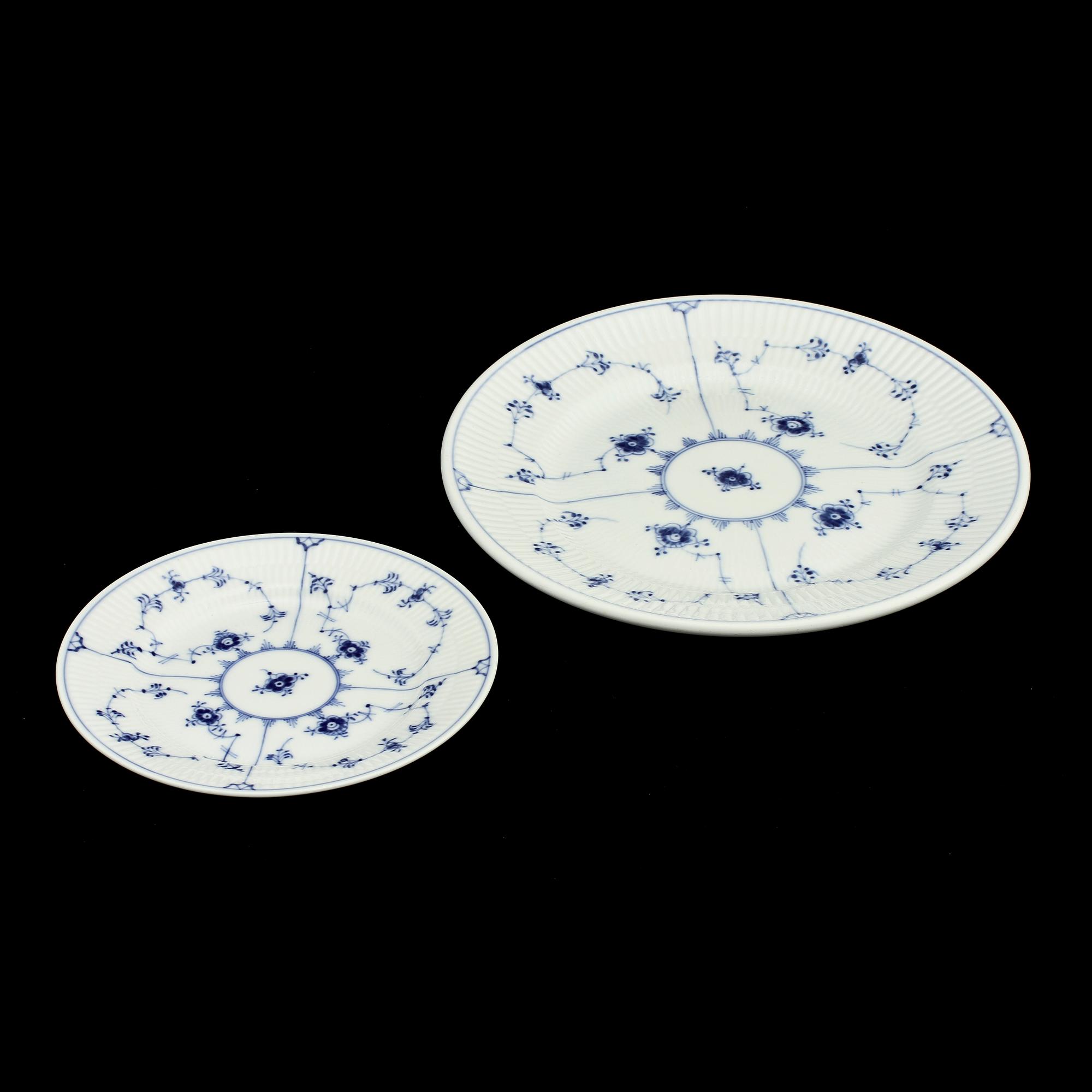 TALLRIKAR, 18 st, porslin, "Musselmalet Riflet", Royal Copenhagen, 1900-tal.