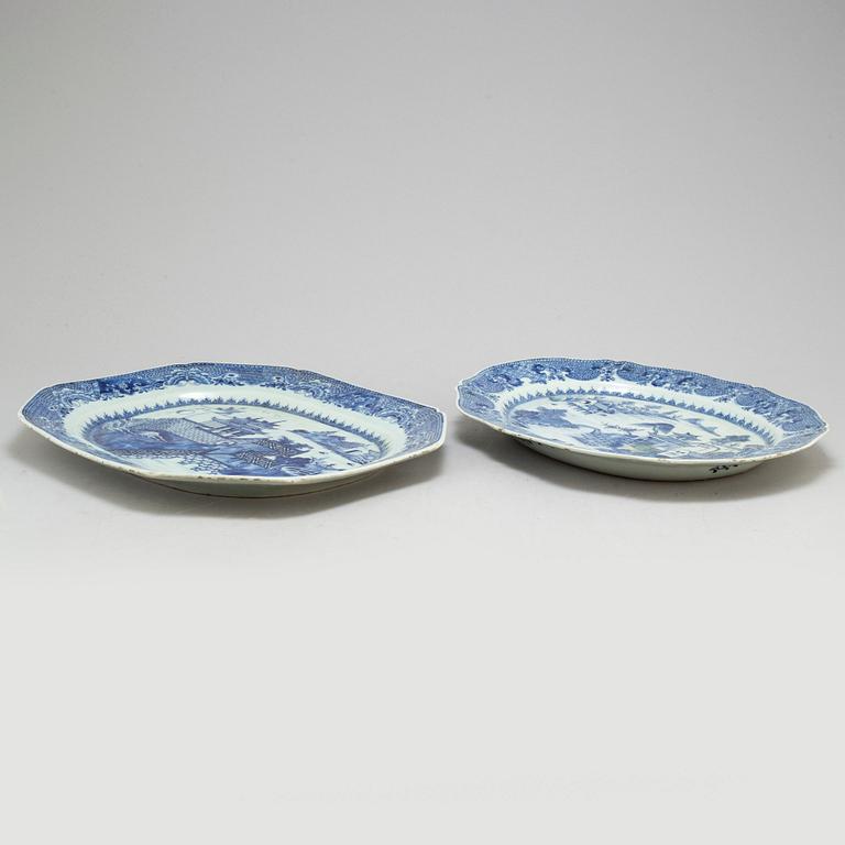 Two blue and white export porcelain serving dishes, Qing dynasty, Qianlong (1736-95).