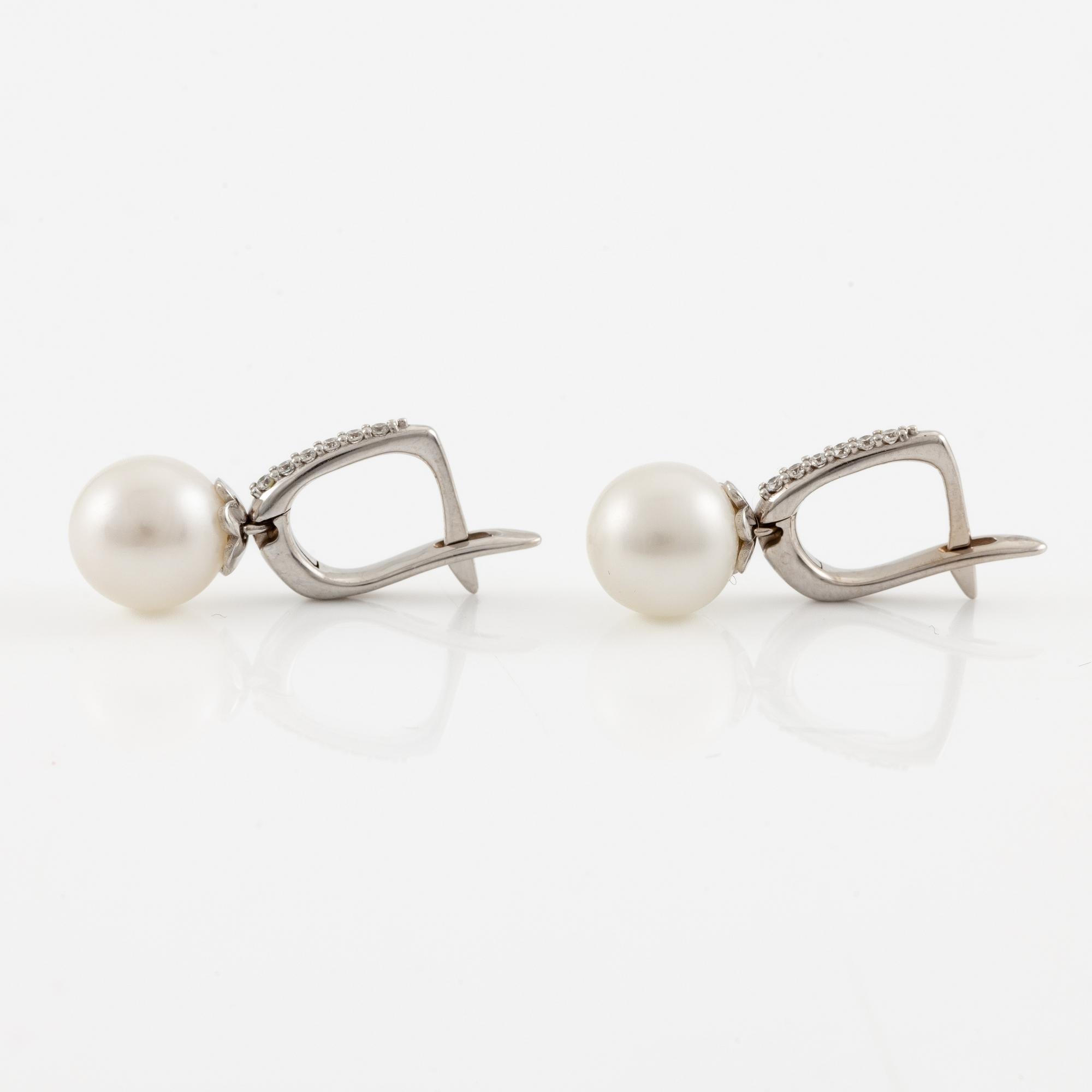 Earrings with cultured freshwater pearls and brilliant-cut diamonds.