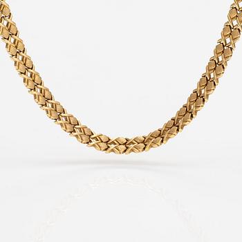 An 18K gold necklace. Italy.