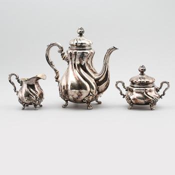 KAFFESERVIS, 3 delar, silver, svenska importstämplar, 1900-talets första hälft. Vikt ca 1200 gram.