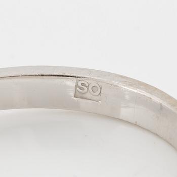 Ring 18K vitguld med vita stenar.