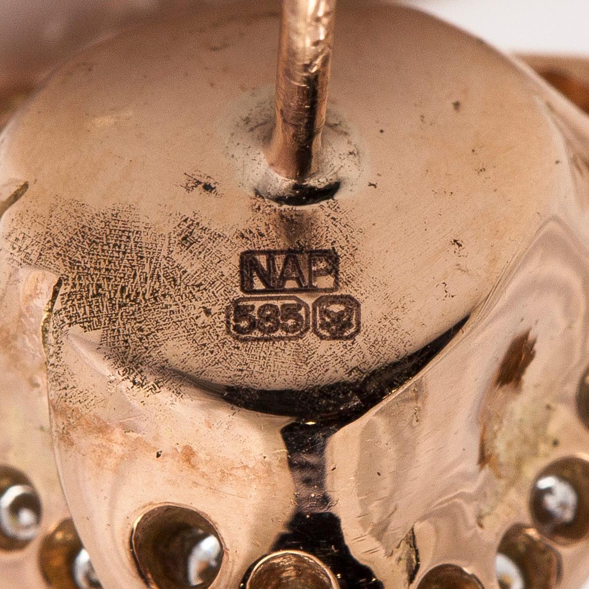 Korvakorut, 14K ruusukultaa ja briljanttihiottuja timantteja.