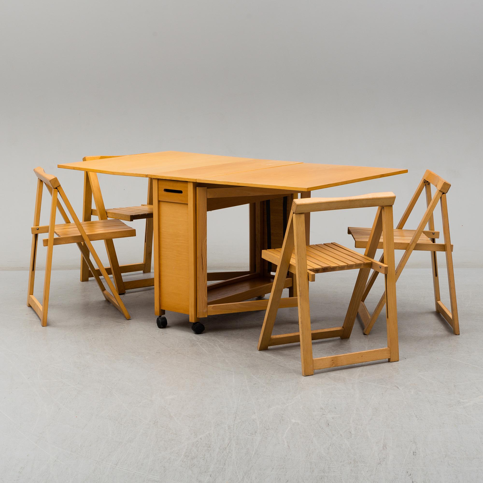 A gateleg table and 4 chairs, late 20th century.