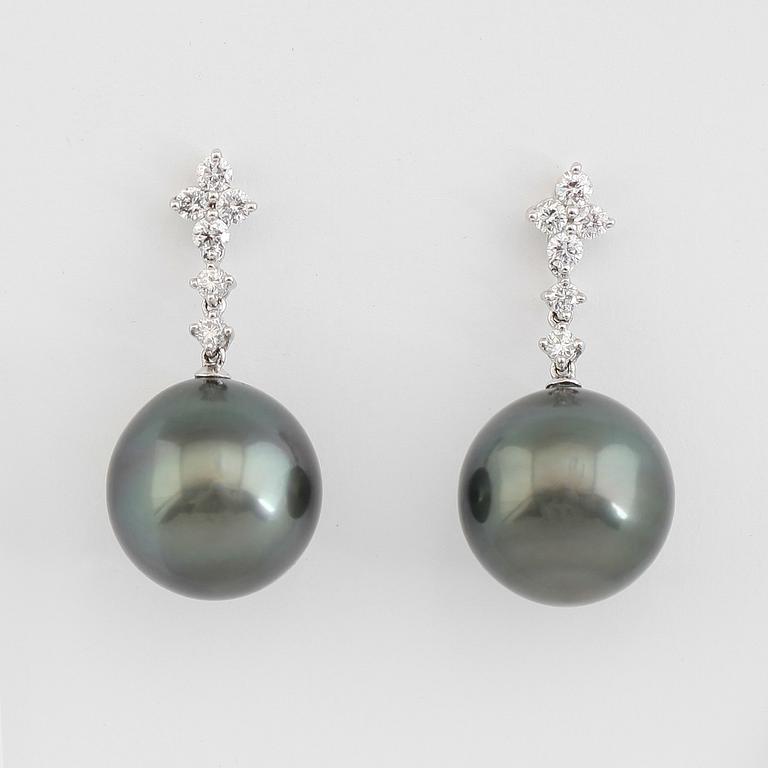 ÖRHÄNGEN, 1par, 18K vitguld, 2 tahitipärlor, diamanter tot ca 0.30 ct.