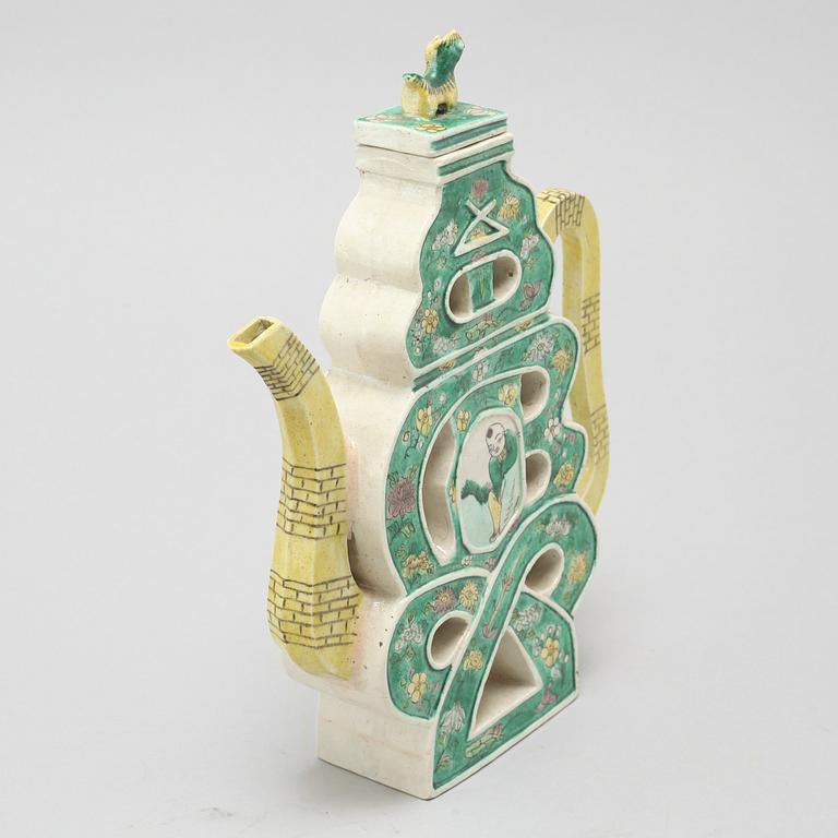 A porcelain wine ewer from China, Qing dynasty, 19th century.