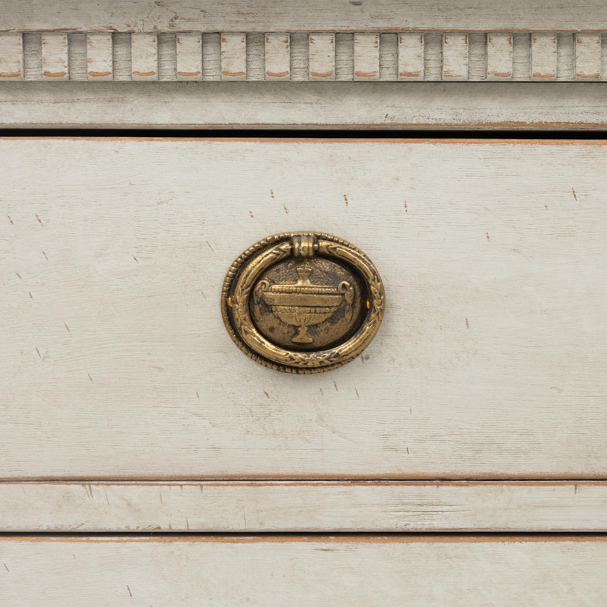 A chest of drawers, 19th century.