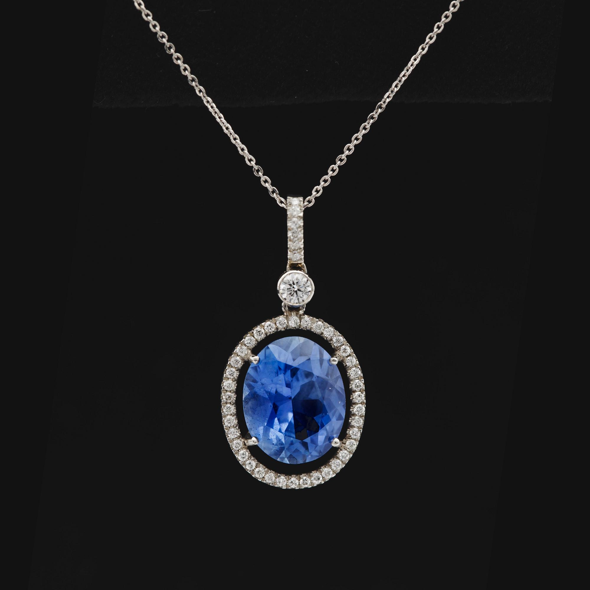 HÄNGSMYCKE, fasettslipad blå safir, 4.70 ct med briljantslipade diamanter, tot. ca 0.60 ct.